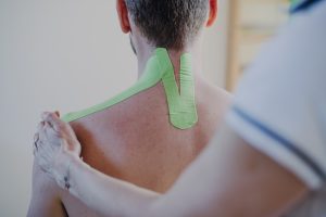 Physiotherapie kann bei Schwindel der Halswirbelsaeule helfen